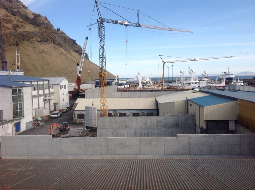 Carpenters, foremen and crane operators in Iceland