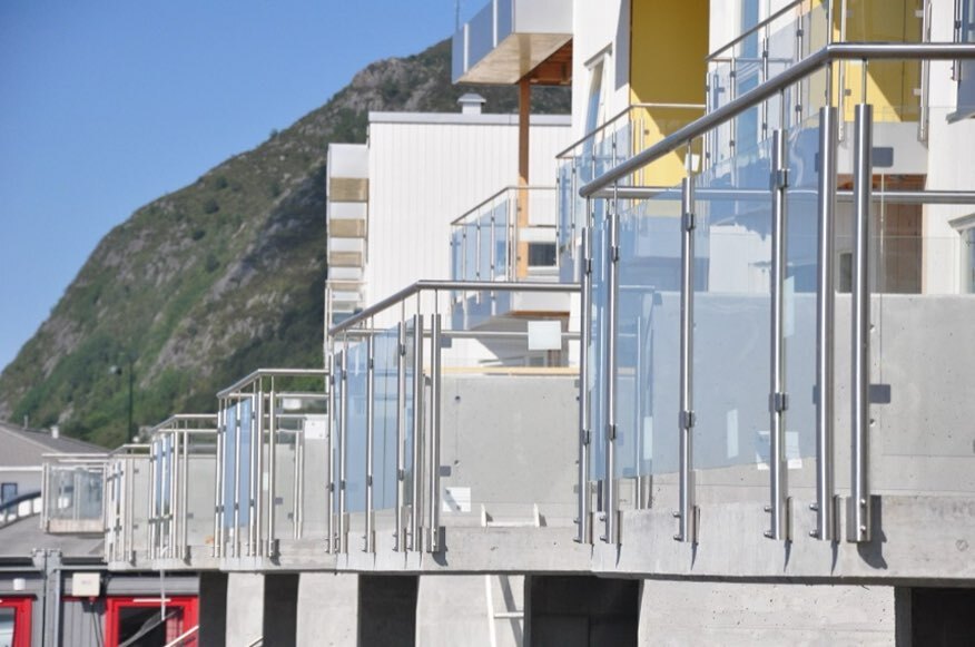 Steel balcony and stairs railings with glass fulfilment – HESSA, Norway